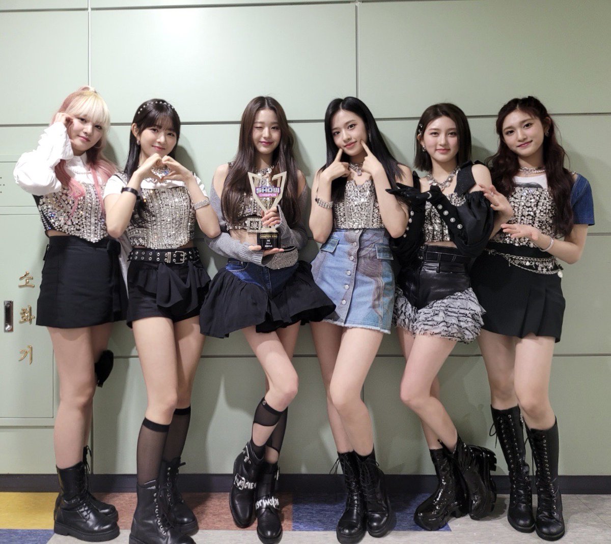 Musicpizr's tweet photo. Show Champion IVE has brought back the Love Dive trophy for the second time on a Wednesday full of love. The cupids' songs are exceedingly charming and always capture the hearts of the fans, resulting in additional wins. https://t.co/UKblUVBHGM