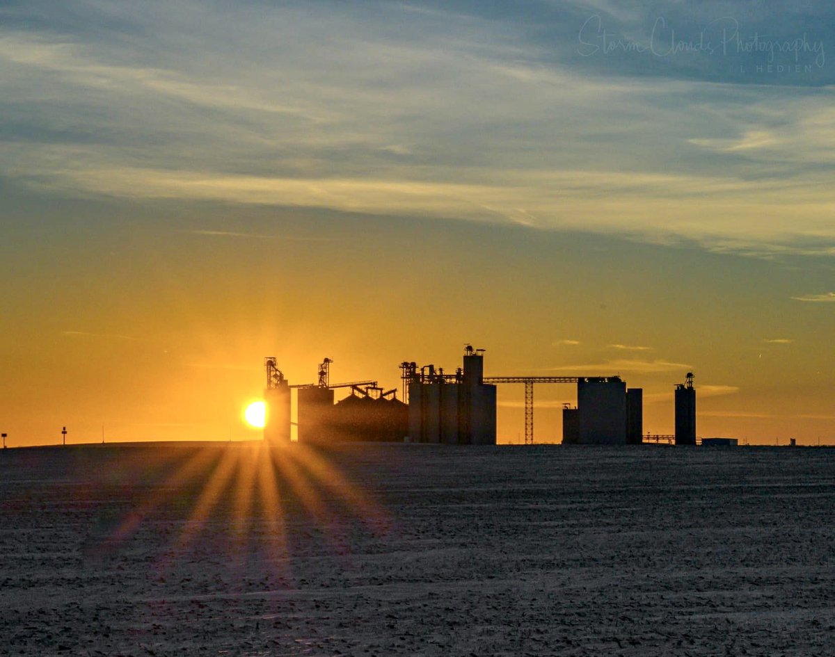 Good ole #Midwestern #USA #Americana in the #wintertime. 🥶 #Grainelevator in central #Illinois at #sunset. 🌤#sunflare #landscapephotography #nature #photography #thephotohour #natgeo #natgeophotos #nikonusa #natgeoyourshot #photooftheday #zcreators #trb_rurex #exploretheusa