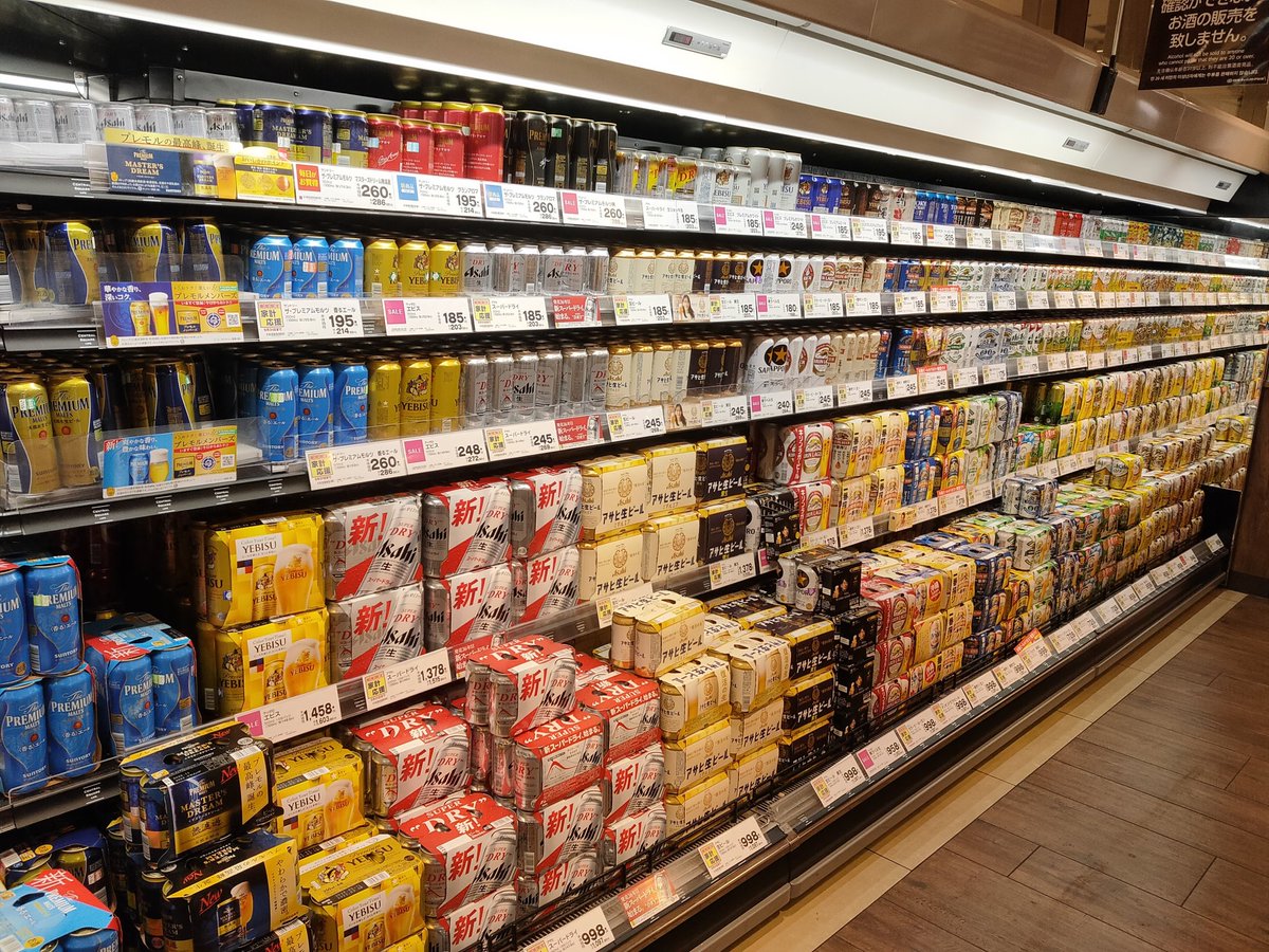 HideLotusNet1's tweet photo. 日本のビール売り場。どれもキレやコクで争ってますが、私には濃すぎてすぐ飽きます。やはり、ベトナムやアジアの薄くてコクのないビールに氷を入れてガブガブ飲む方が好きです😋😅 https://t.co/PRr1WZTw7u