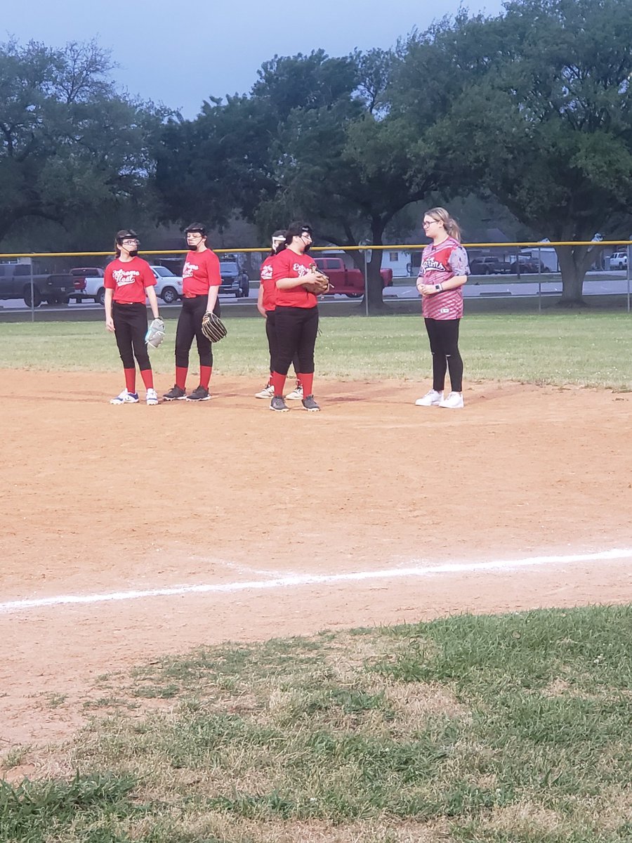 joccywall09's tweet photo. Joccy was out last night mentoring some league players while helping the pitcher with her technique and even showing her how to throw a peal drop. #IHartFastpitch #FutureLPBulldog #ExtraInningSB #SAProfileCard #trusttheprocess https://t.co/bkxs8bAeVt