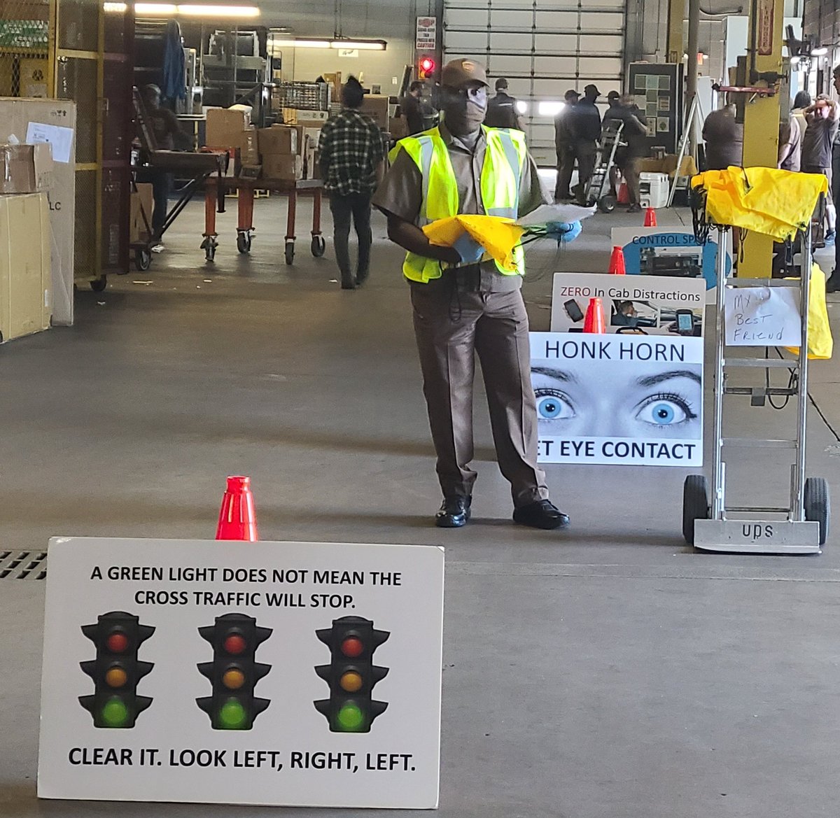 UpsSouthwest's tweet photo. ๐คSouthwest & Mt. Airy centers ๐ค
Safety Walk๐ถ๐ถโโ๏ธ๐ถโโ๏ธ
Wynton and his best friend the hand truck ๐ฆ giving out free bags ๐ and a free safety tip! โ๏ธ
#SafetyFirst #LibertyDivision #Philly @bramosjrUPS @ChesapeakUPSers @ChesapeakeCHSP @UPSers @DJEJZ https://t.co/1z7pdT1m0b