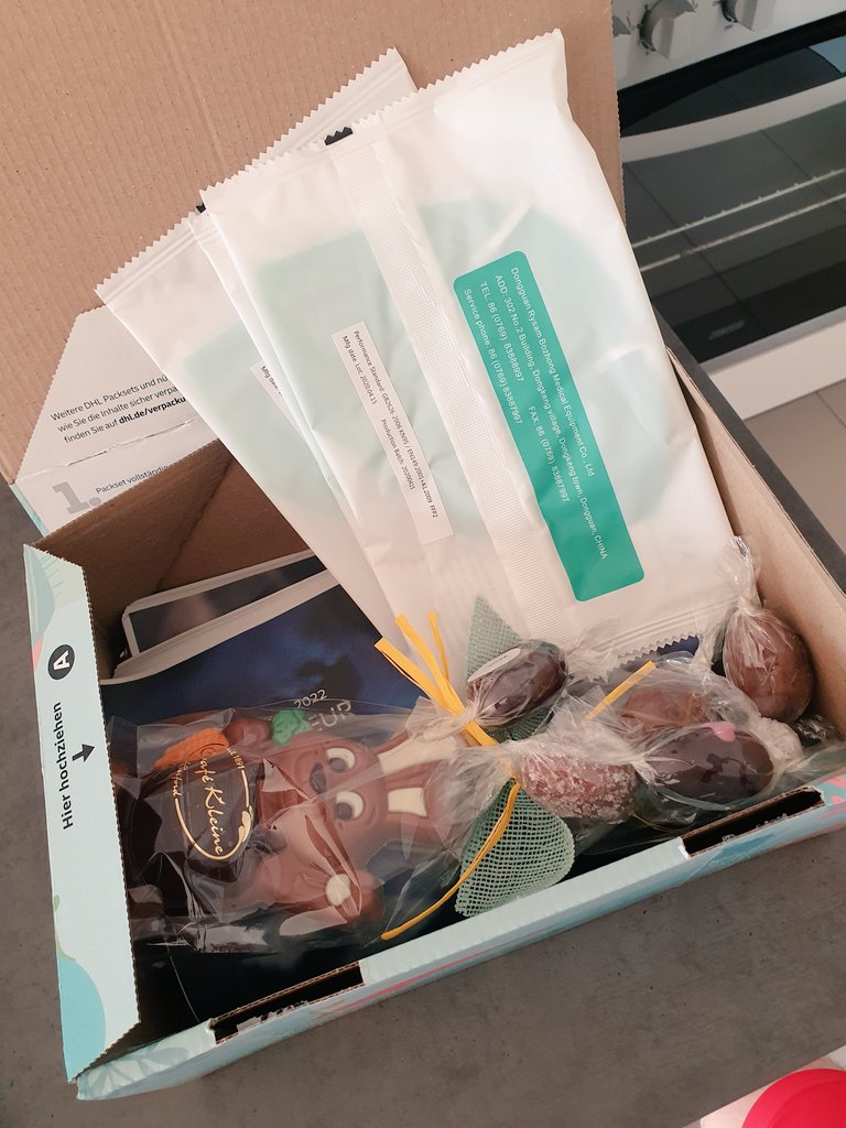 DrMartinMrPanda's tweet photo. "Egal wie alt du bist, ich bleibe immer deine Mutter": Oster-Kümmerpaket heute angekommen, FFP2-Masken, Schoki und die Sonntagszeitung der letzten zwei Wochen 🥰 https://t.co/Dbk8WrN2zq