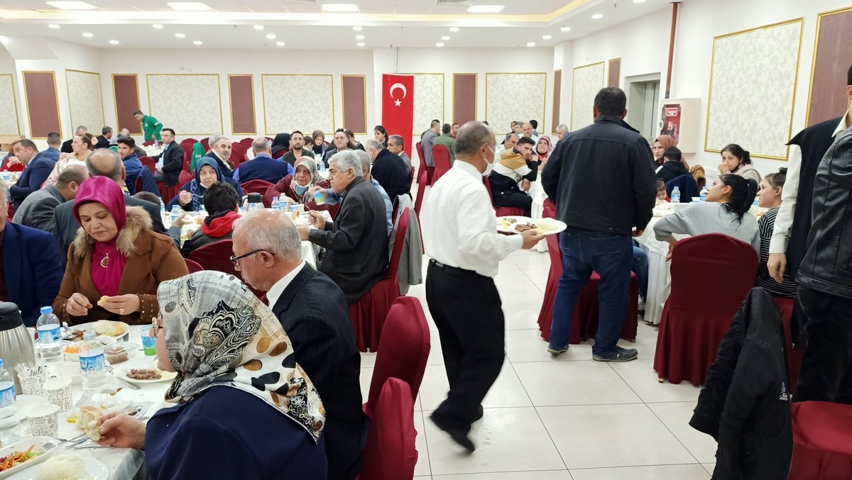 Kırşehirliler iftarda buluştu 
<a href="/MuratKoseMamak/">Murat Köse 🇹🇷 🦩🚀🏹</a> 
<a href="/turan_haci/">Hacı TURAN</a> 
<a href="/yildirimkaya40/">Yıldırım Kaya</a> 
<a href="/MamakKymkmligi/">Mamak Kaymakamlığı</a>
<a href="/cengiz_sahin/">Cengiz Sahin</a> ve protokol katılımı ile Mamaktaki Kırşehirliler iftar programında buluşarak hasret giderdi Dernek baskani <a href="/Kaniaraz1/">Kani Araz</a> tüm katılımcılara ve emeği geçenlere teşekkür  etti