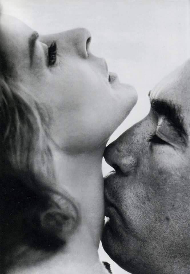 “E se io t'amo, a te che importa?”
#JohannWolfgangGoethe

📷#IngridBergman and #AnthonyQuinn, 1964 'The visit'

#TempoDiRicominciare #KissDay  #GiornataMondialeDelBacio
@CasaLettori @DavLucia @672Cilia @Vale22046 @velocevolo @Dida_ti @Unavoltanera @Mercurimc @crucant @Sensibilia8