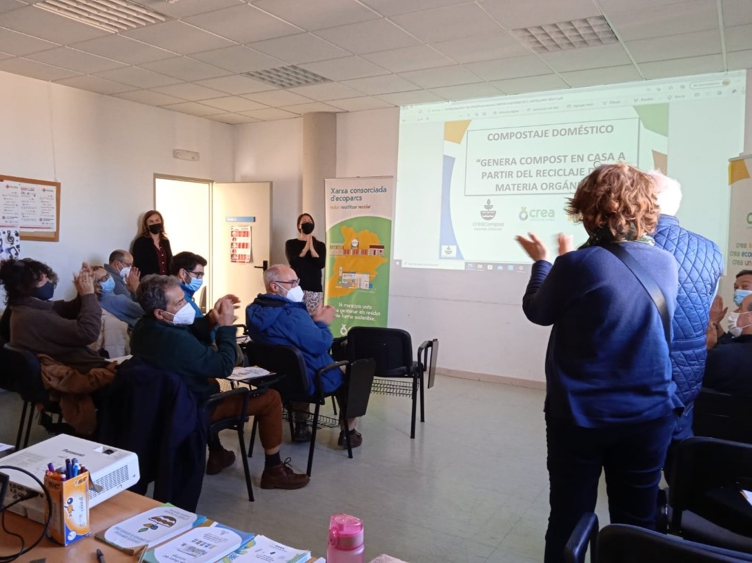 consorcio_crea's tweet photo. 👏👏👏 Gran aceptación del programa de Compostaje Doméstico 🍂🍂. Seguimos con las charlas de formación y entrega de kits, esta vez en #Banyeres y #Onil. #CreandoCompost #CreamosFuturo https://t.co/iJM3T58BwD