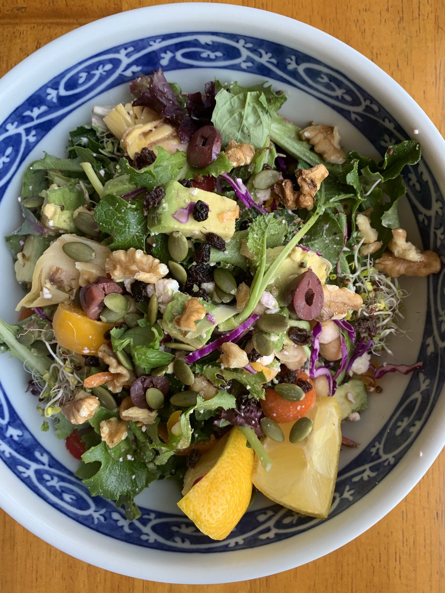 LA_OM_Chef's tweet photo. #LazyPrep: I generally store all my veggie prep in separate jars, but occasionally, I place it all in a mixing bowl with a dinner plate cover. Add to salad greens, steamed grains, orzo pasta, spuds, etc... top with nuts, seeds, π₯π
π, a squeeze of π & voila!
#Vegan #PlantBased https://t.co/mw3uDQ0G54