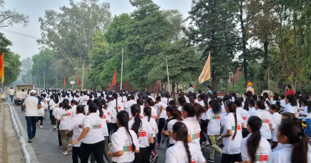 mc_patiala's tweet photo. Mayor & Commissioner MC Patiala Sh. Sanjeev Sharma,Sh.Keshav Hingonia flagged off "5 KM Female Marathon" under Awareness-cum-Cleanliness Drive "CLEAN PATIALA - GREEN PATIALA" at MC Patiala Office .
#FemaleMarathon #SwachhPatiala #CleanPatiala #pmoindia #SS2022Patiala
#MCP800242 https://t.co/AkcxNZS9cx