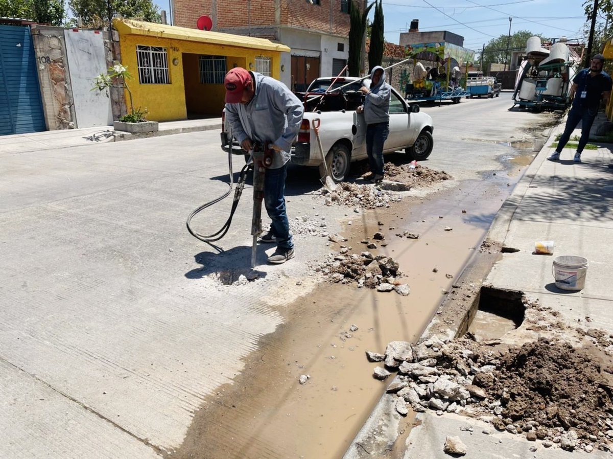 Interapas's tweet photo. #EstaSemana reparamos fuga en calle del Sol. en la col. Providencia en #SGS.
Estas acciones evitan el desperdicio de agua y mejora la distribución del caudal de las viviendas cercanas.
💦👨🏻🔧🚫
#SeguimosTrabajando
#ControlDeFugas
#SGS https://t.co/hvFYZy5dgs