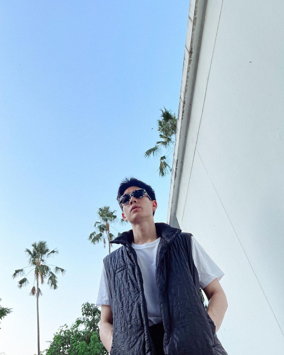 fangirl_pebaca's tweet photo. [220413] Off Jumpol IG Post Update 💚💚💚

🌴🌴🌴

#Tumcial #ออฟจุมพล 
#FerragamoSS22 https://t.co/opaCBFLXHt