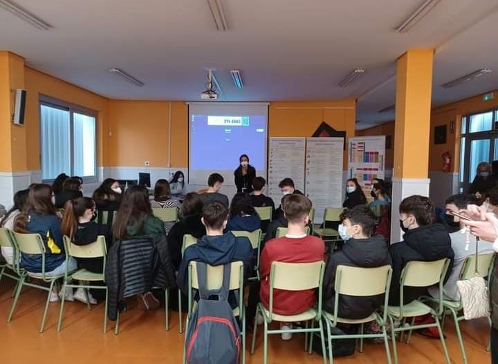 grupotot's tweet photo. Gran èxit de la Fira de l'Estudiant celebrada hui a l'IES M. Sanchís Guarner, on els i les estudiants han pogut veure quines eixides tenen després de finalitzar els seus estudis de l'ESO.
#FiraEstudiant #orientació #orientat
@AjuntSilla https://t.co/LQhO55PgYL