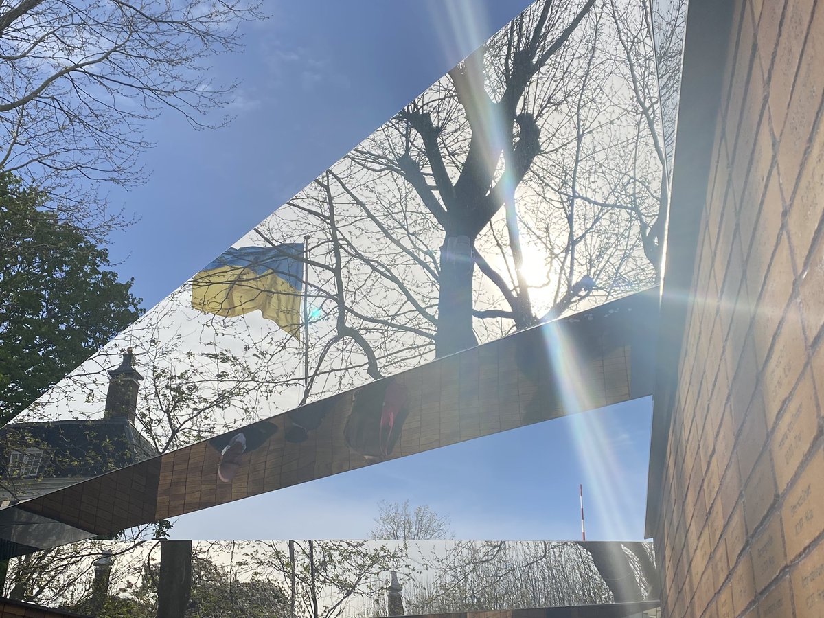 Reflection.. I wish that for our World Leaders #StopTheWar #Ukraine #NATO #Russia #Peace <a href="/Namenmonument/">Namenmonument</a>