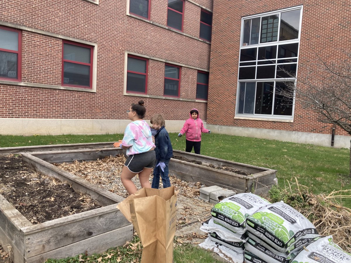 We’re all doing our part on this day of service. #springcleanup #teamwork