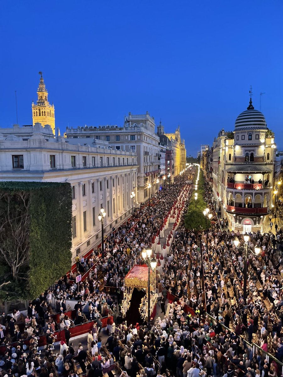 JavierComasR's tweet photo. Toda la @LanzadaSevilla recorre la avenida de la Constitución 

#SSantaSevilla22 #SSantaSevABC https://t.co/voTEc7abf1