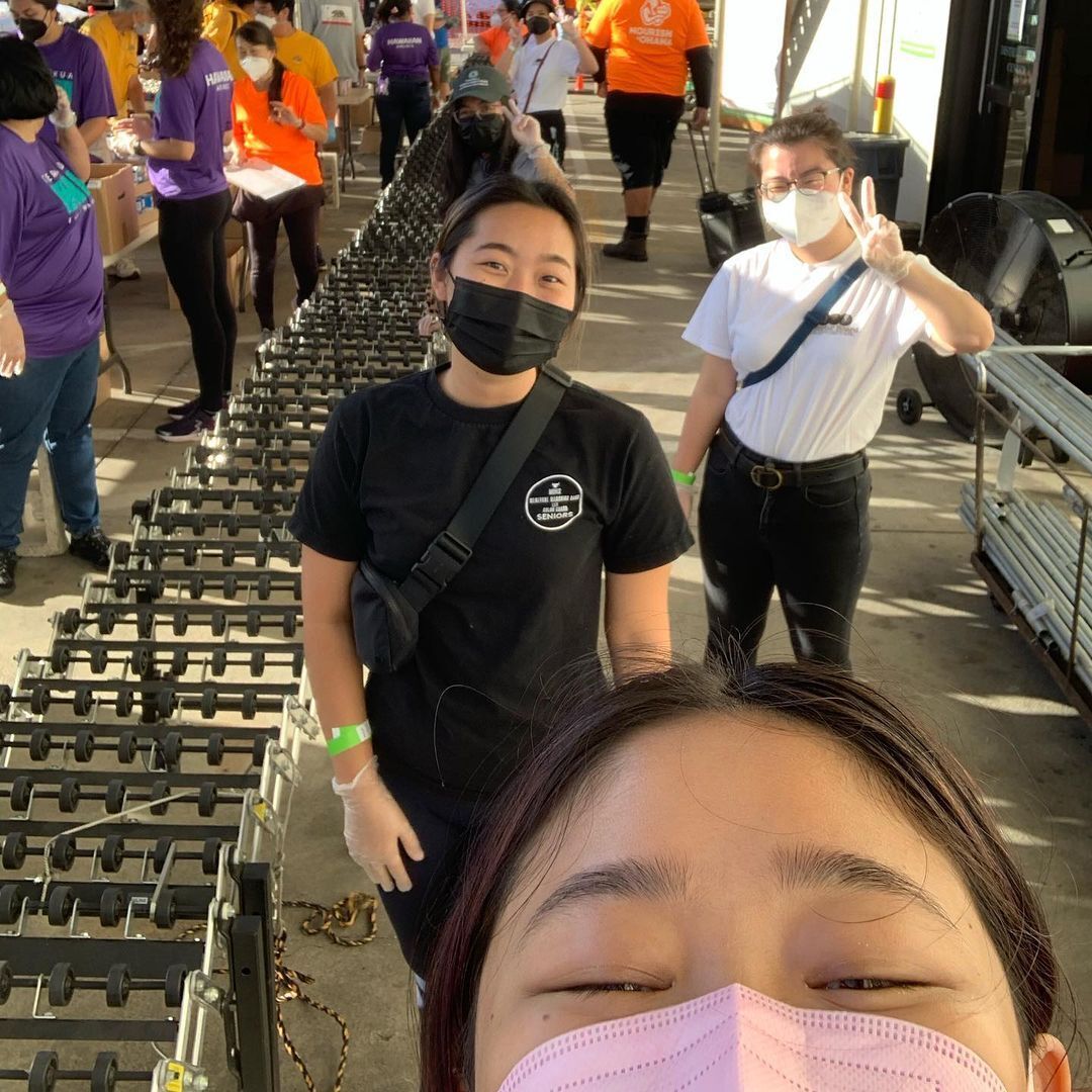 Members of the Hui Poʻokela chapter volunteered at @hawaiifoodbank to help pack and move over 2000 boxes of food across the state to seniors in need. It’s always great to see our members helping others in the community!  #MortarBoard #service #UHManoa #NourishOurOhana @uhmanoa