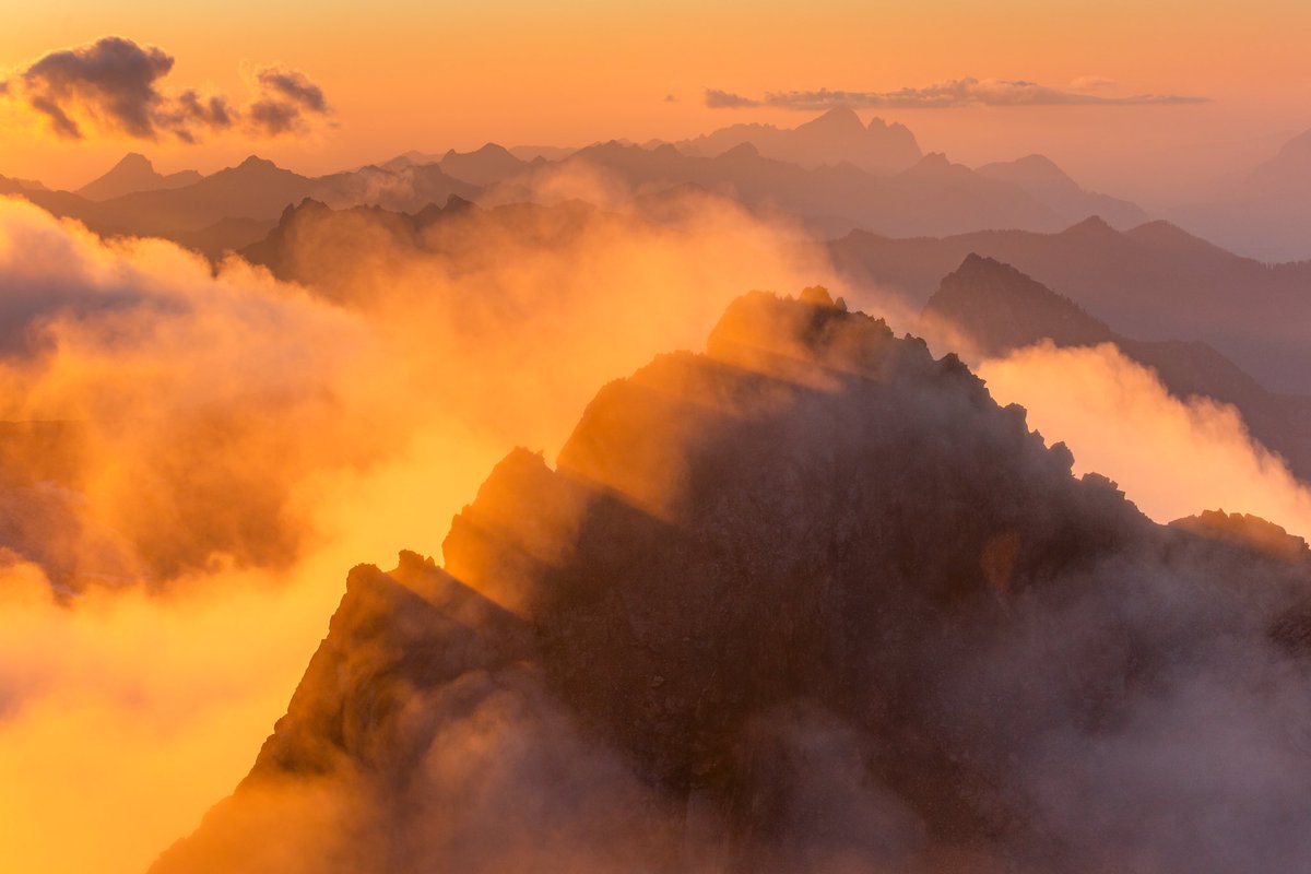 ElliotHawkey's tweet photo. Light erupting through the mist https://t.co/oIiMC0oSmU