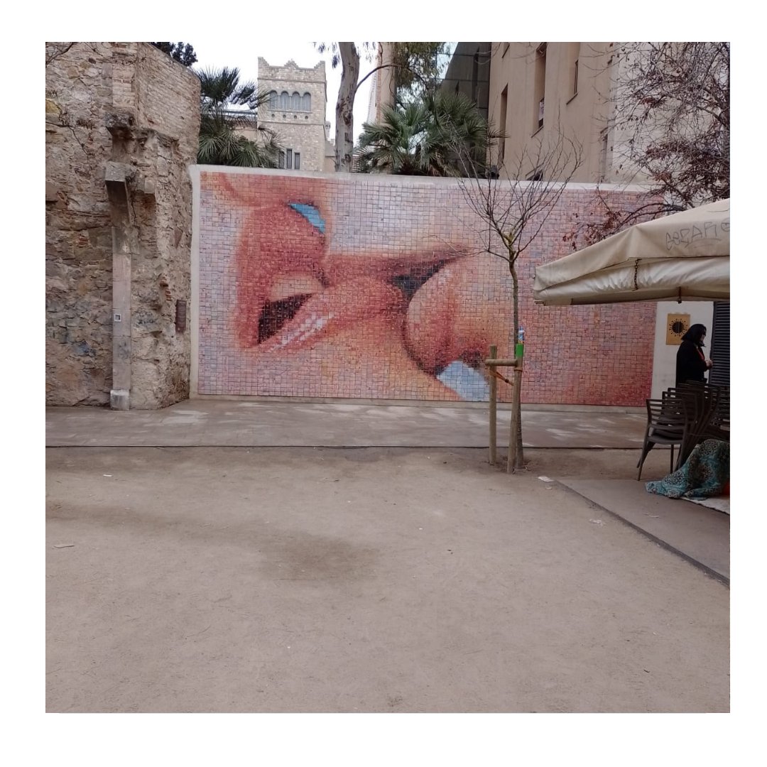😘¡Hoy es el Día Internacional del Beso!💋 A continuación te presentamos #ElMuraldelBeso, que está ubicado en #Barcelona. Se encuentra en el centro de Barcelona, en la plaza de Isidre Nonell en frente a la Catedral.