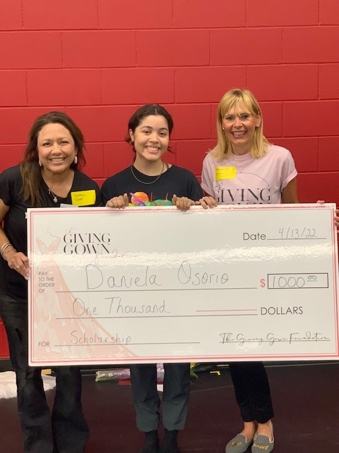 KOHS_CCC's tweet photo. It is always a great day at Klein Oak when our seniors receive scholarships!! Congratulations to Diamond Saenz and Daniela Osorio for being awarded a scholarship from @GivingGown! We are so proud of you! https://t.co/i5rVNcvrjn