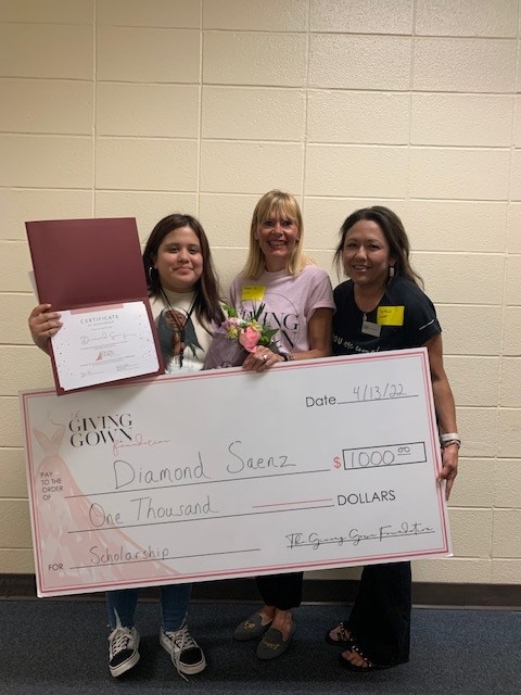 KOHS_CCC's tweet photo. It is always a great day at Klein Oak when our seniors receive scholarships!! Congratulations to Diamond Saenz and Daniela Osorio for being awarded a scholarship from @GivingGown! We are so proud of you! https://t.co/i5rVNcvrjn
