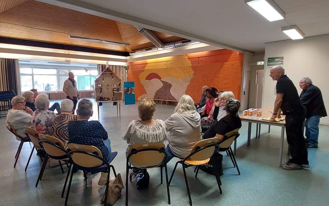 HPMaarseveen's tweet photo. Ouderengroep in wijkcentrum #DeHobbit wisselen bij #Krachtpunt info energiegebruik en tips energiebesparing uit, ondersteunt door vrijwilligers uit de wijk. 9 vd 15 ouderen gaven zich op voor energiecoaching thuis v @Energiebank #buurthuis  #meedoen #preventief #Malburgen #Arnhem https://t.co/kxv2fk4mAw