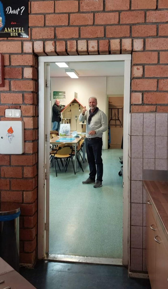 HPMaarseveen's tweet photo. Ouderengroep in wijkcentrum #DeHobbit wisselen bij #Krachtpunt info energiegebruik en tips energiebesparing uit, ondersteunt door vrijwilligers uit de wijk. 9 vd 15 ouderen gaven zich op voor energiecoaching thuis v @Energiebank #buurthuis  #meedoen #preventief #Malburgen #Arnhem https://t.co/kxv2fk4mAw
