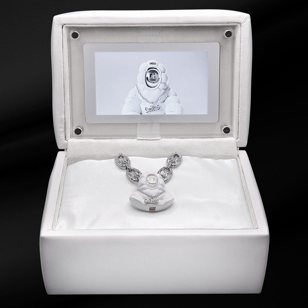 TheSmircs's tweet photo. “Life is like a box of Smircs, you never know what you're going to get”

Chance to win a FREE Smirc and  jewelry.
1️⃣ Follow @thesmircs and @unjustjewelry
2️⃣ Like, comment &amp; @ friends 💞
3️⃣ Follow us on Twitter &amp; RT 
#Giveaway #nft #NFTGiveaways https://t.co/4ozTIPv4IR