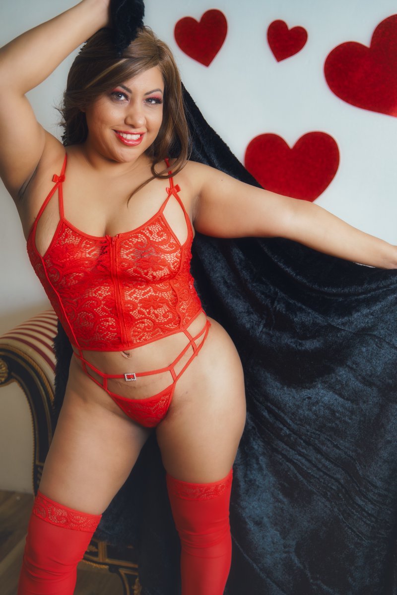 GSpotPhotog's tweet photo. The lady in red Nicole Cavazos! 

@nickynicole_1 on IG https://t.co/9TDmJUuaiO
