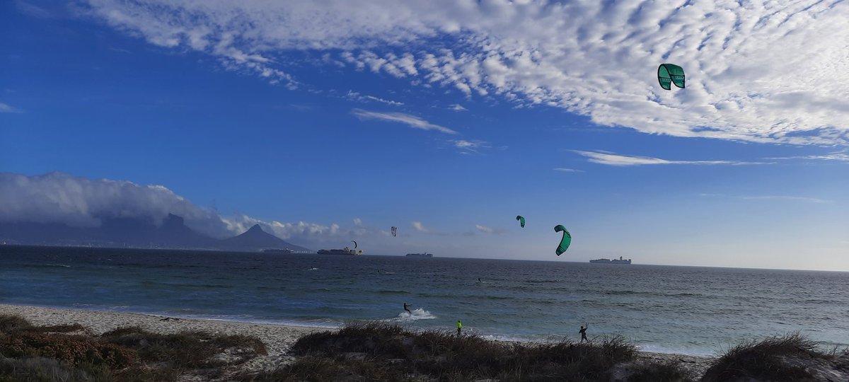TrainerThee's tweet photo. I think it's an impossibility to be #unfit in this part of the world! #TableMountain #RunningPath #CyclingPath #sea #scenery #Winelands #cosmopolitan #Gastronomy #PublicTransport (that's clean &amp; works!) No #potholes so far... #watersport #surfing #kayaking #kiteSurfing #Hiking https://t.co/i1UeQcZzbh