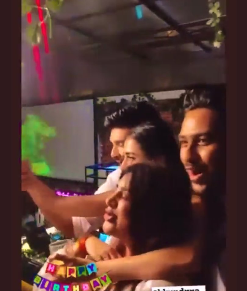 happy_soul_101's tweet photo. I m genuinely crying😭❤️
Back hug kissie after sooo longggg😭😭❤️❤️n omtejran omjesstejran ❤️😭#TejRan https://t.co/9SmbzFnvvr