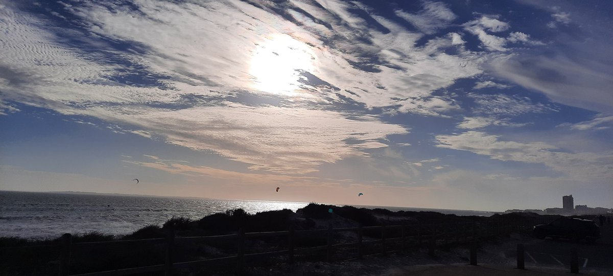 TrainerThee's tweet photo. I think it's an impossibility to be #unfit in this part of the world! #TableMountain #RunningPath #CyclingPath #sea #scenery #Winelands #cosmopolitan #Gastronomy #PublicTransport (that's clean &amp; works!) No #potholes so far... #watersport #surfing #kayaking #kiteSurfing #Hiking https://t.co/i1UeQcZzbh