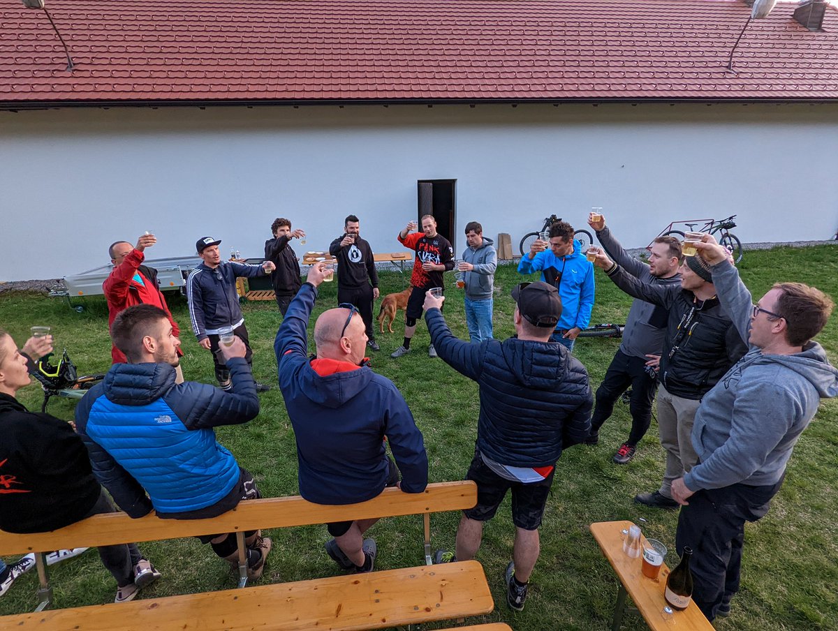 majh1982's tweet photo. En kup zadovolnih fac je bilo opaziti ter slišati same dobre stvari o biciklih ter stezici.
Le na konc s(m)o bili malo tiho ... in cmokljali. 😄
Kolega je vmes pa še strokovni izpit opravil. Čestitke Mičo.
#mtbjv #jarki #Pivot #JBCenter #FactoryStore #DevilsTrails https://t.co/tql5yXBEb5