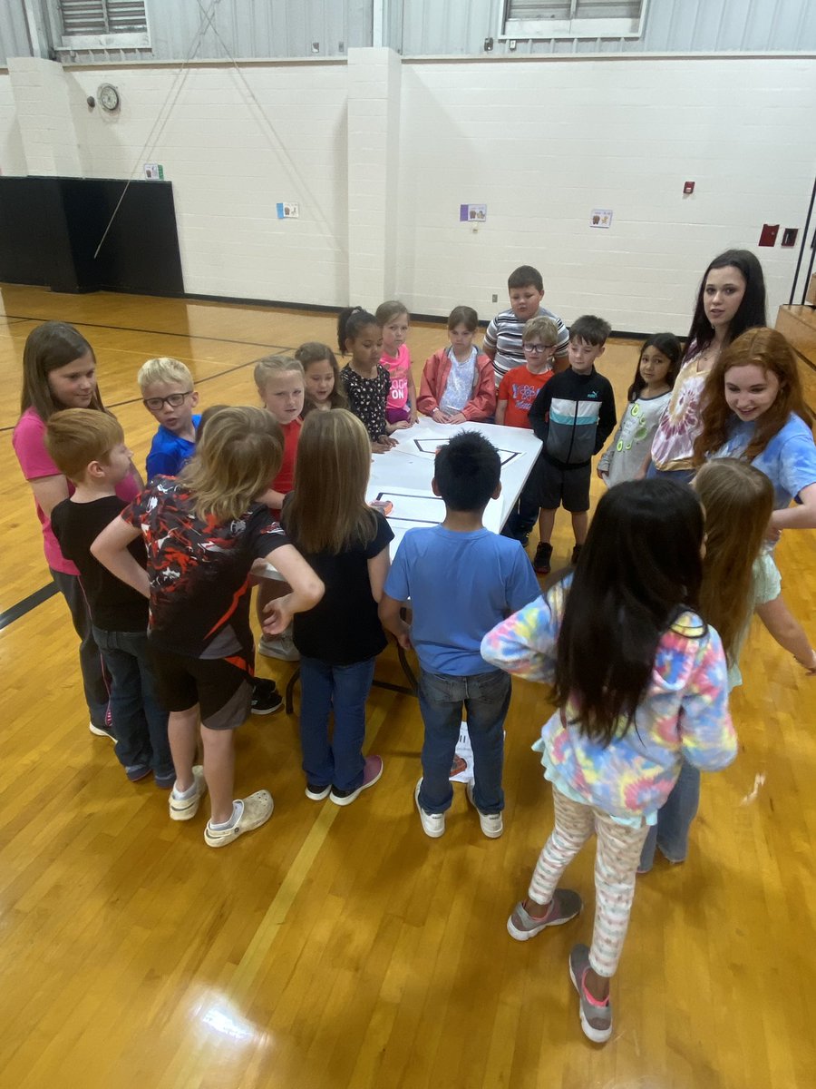 ghhs_teambruno's tweet photo. We took a trip to the primary school to do a ton of ACE events with the 2nd graders! They had so much fun and really enjoyed eating some oreos! 🍪 #uahinspiress #science #space #moon #shackletoncrater @CCBOEAL @CclineG @CarolFetters @shanebarnette https://t.co/gN5hHNvbFs