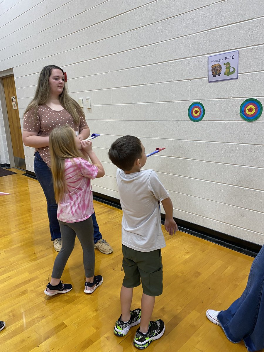ghhs_teambruno's tweet photo. We took a trip to the primary school to do a ton of ACE events with the 2nd graders! They had so much fun and really enjoyed eating some oreos! 🍪 #uahinspiress #science #space #moon #shackletoncrater @CCBOEAL @CclineG @CarolFetters @shanebarnette https://t.co/gN5hHNvbFs