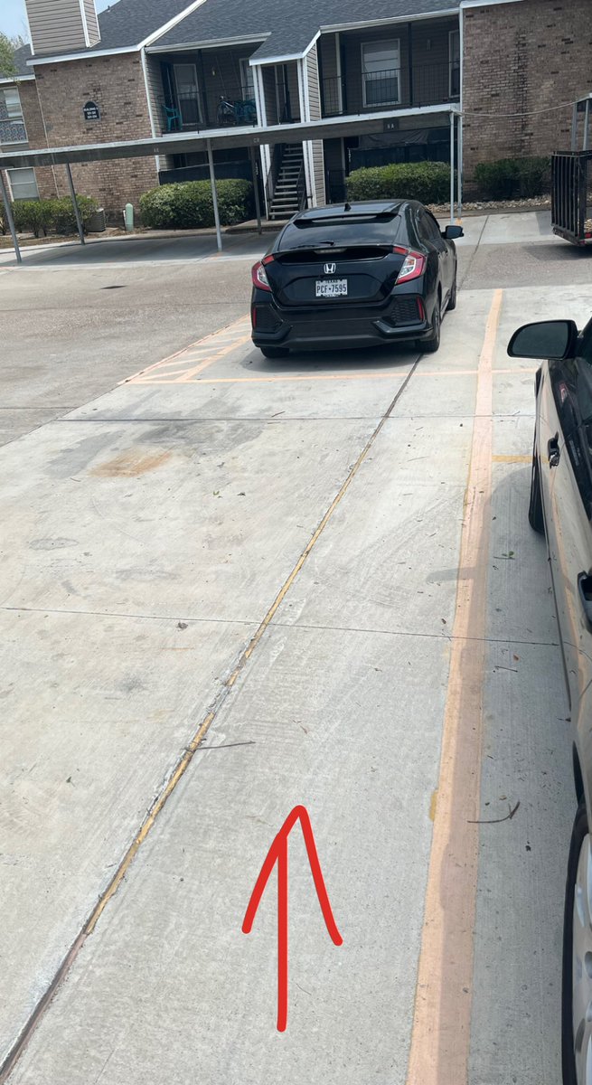 dvoss18's tweet photo. Tell me this doesn’t look like a parking spot especially at night. Towing companies are a SCAM https://t.co/viGDT3sndX