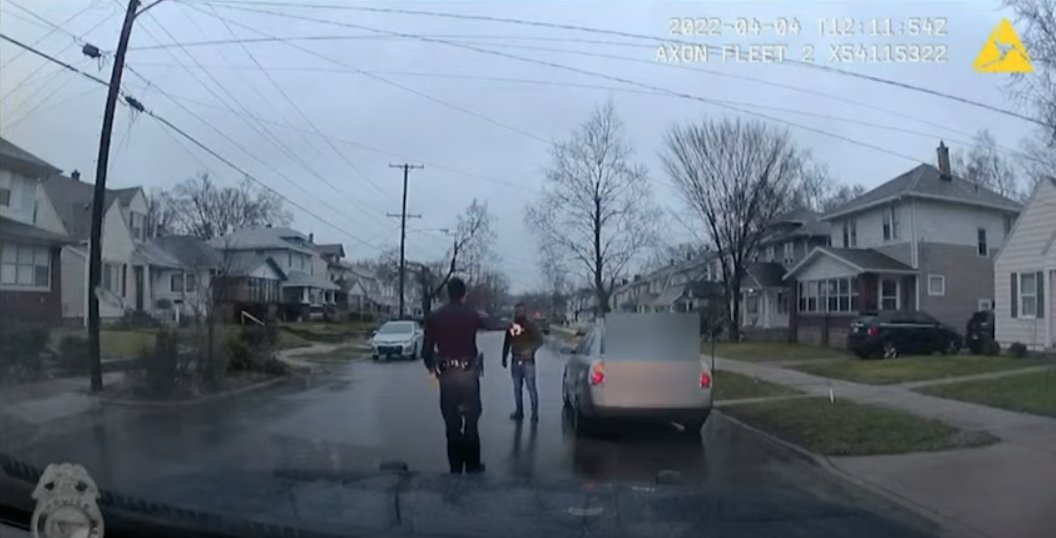 ajplus's tweet photo. A Grand Rapids, MI, officer tackled a 26-yr-old Black man and kicked him before fatally shooting him during a traffic stop on April 4th, newly released footage appears to show.

The officer's bodycam shut off before the shooting of #PatrickLyoya, but it was caught on a cellphone. https://t.co/vz4EdPsDRT