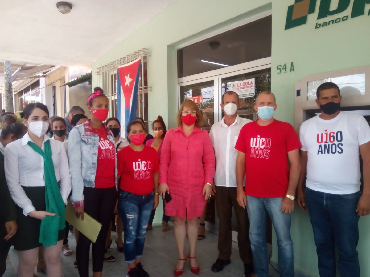 BpaVinales's tweet photo. Entrega de la #Condición60UJC a la joven trabajadora bancaria Mileibys Vizcaino. Condición que otorga el Comité Nacional de la #UJC. Los #jóvenesbancarios #VamosConTodo #ComprometidosConElDesarrollo #sucursal1162 #SomosLaBancaHacemosYNación @NiurkaCoste @RaytePerezCruz @CubaBPA https://t.co/N3gK8Cb980