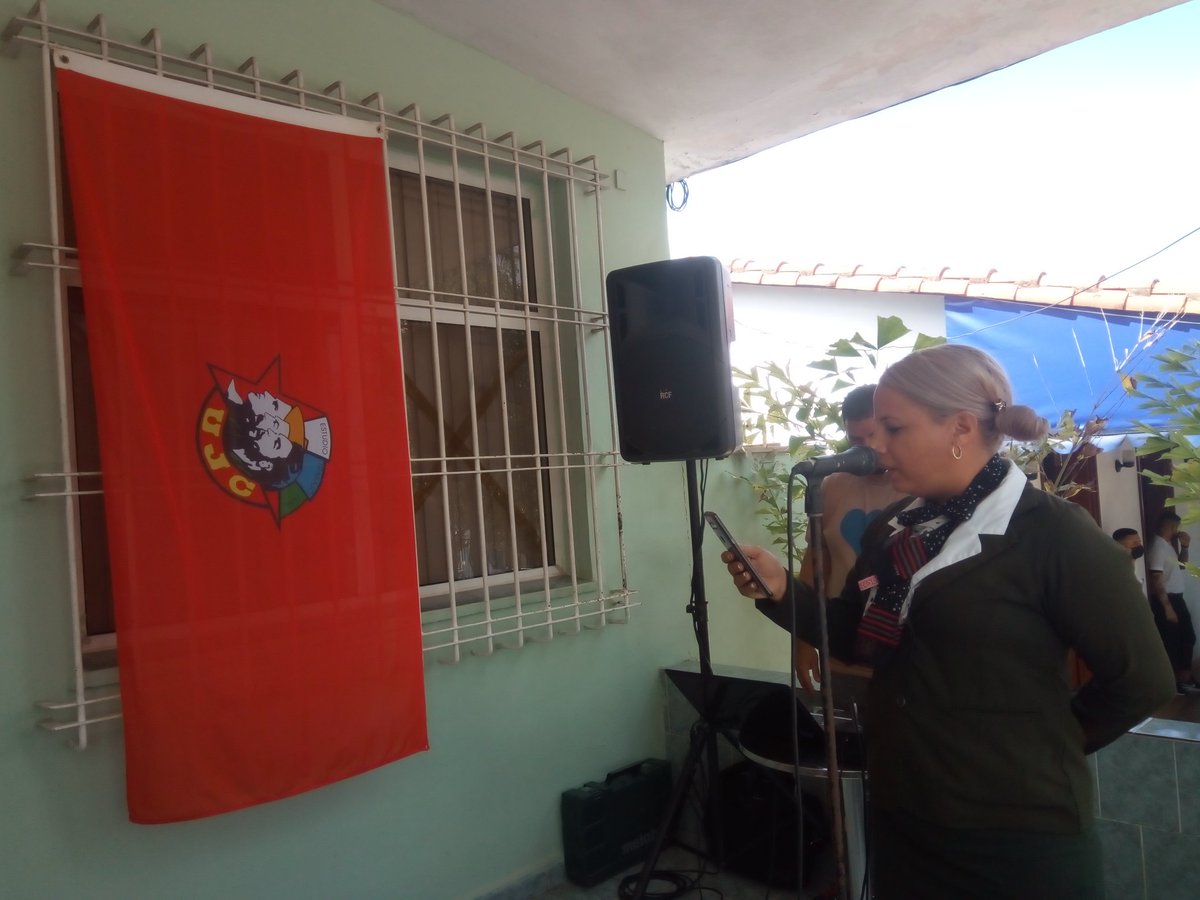 BpaVinales's tweet photo. Entrega de la #Condición60UJC a la joven trabajadora bancaria Mileibys Vizcaino. Condición que otorga el Comité Nacional de la #UJC. Los #jóvenesbancarios #VamosConTodo #ComprometidosConElDesarrollo #sucursal1162 #SomosLaBancaHacemosYNación @NiurkaCoste @RaytePerezCruz @CubaBPA https://t.co/N3gK8Cb980