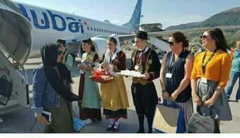 Molim aplauz za onoga ko je osmislio da se 170 turista iz Ujedinjenih Arapskih Emirata dočeka čašicom alkohola...
Usred belog dana...
Usred Ramazana...