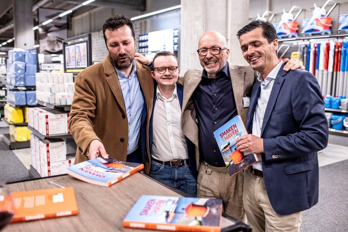 bartdecl's tweet photo. Veel schoon volk gisteren op “Smaken van de Haven” - LIVE bij @sligro in #Antwerpen waaronder @jacquesvdmeiren @PortofAntwerp @dvdbuijs @joosthoutman @PVanGompel @Karl_Drabbe @christophevmech etc… Voor herhaling vatbaar deze smakelijke netwerkavond https://t.co/jwo2wHkOW0