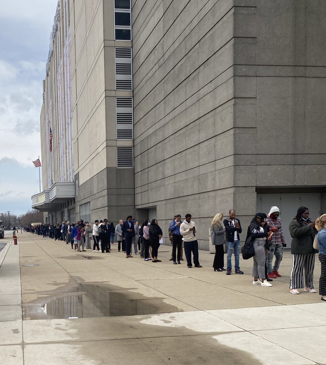 OmarIdris707's tweet photo. So proud to see so many Chicagoans attend their Hometown airline’s @united Career Fair at the @UnitedCenter today. Special thanks to @UnitedCenter team for hosting us so spectacularly and to @united HR/ recruiting team for their tireless effort! @MikeHannaUAL @JMRoitman https://t.co/PJJPq5q5Fy