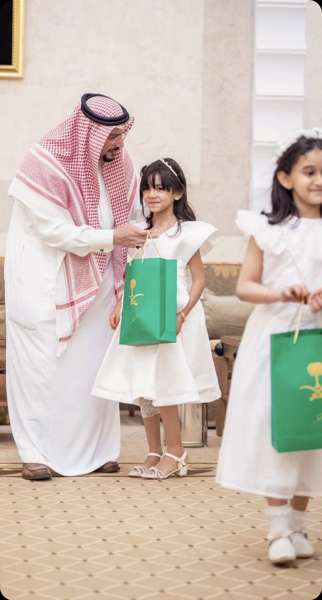 Vuqassim's tweet photo. ياسيد الطيب والشموخ والعطاء ..
سبحان من جعل البسمة على مُحيَّاك ، سبحان من أعطاك كُل هذه الحنيه💚🇸🇦

سمو #أمير_القصيم كعادته السنوية يشارك أبناؤه #الأيتام مأدبة الإفطار . https://t.co/VNwKMjq51Q