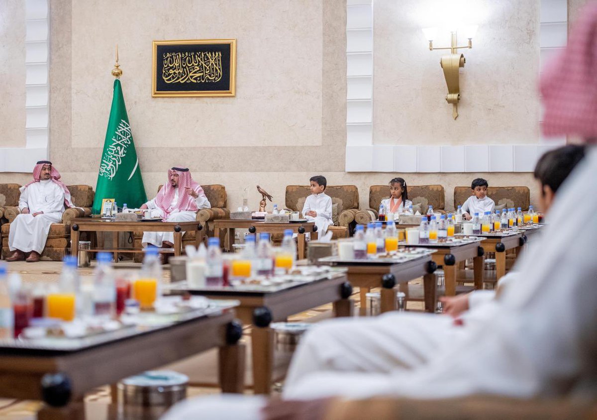 Vuqassim's tweet photo. ياسيد الطيب والشموخ والعطاء ..
سبحان من جعل البسمة على مُحيَّاك ، سبحان من أعطاك كُل هذه الحنيه💚🇸🇦

سمو #أمير_القصيم كعادته السنوية يشارك أبناؤه #الأيتام مأدبة الإفطار . https://t.co/VNwKMjq51Q