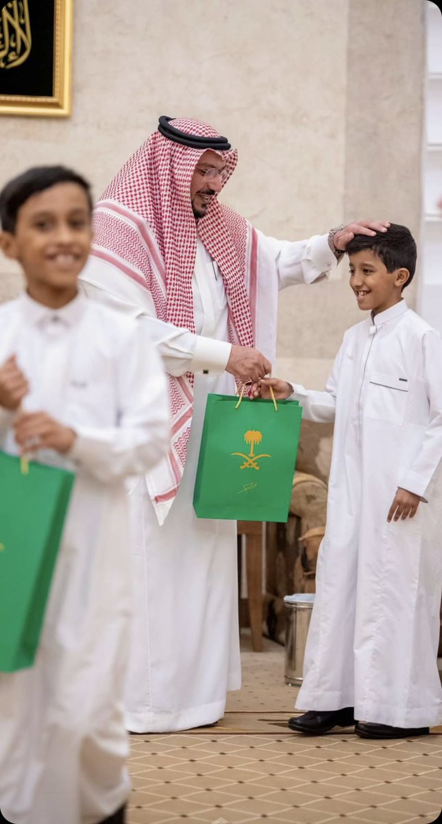 Vuqassim's tweet photo. ياسيد الطيب والشموخ والعطاء ..
سبحان من جعل البسمة على مُحيَّاك ، سبحان من أعطاك كُل هذه الحنيه💚🇸🇦

سمو #أمير_القصيم كعادته السنوية يشارك أبناؤه #الأيتام مأدبة الإفطار . https://t.co/VNwKMjq51Q