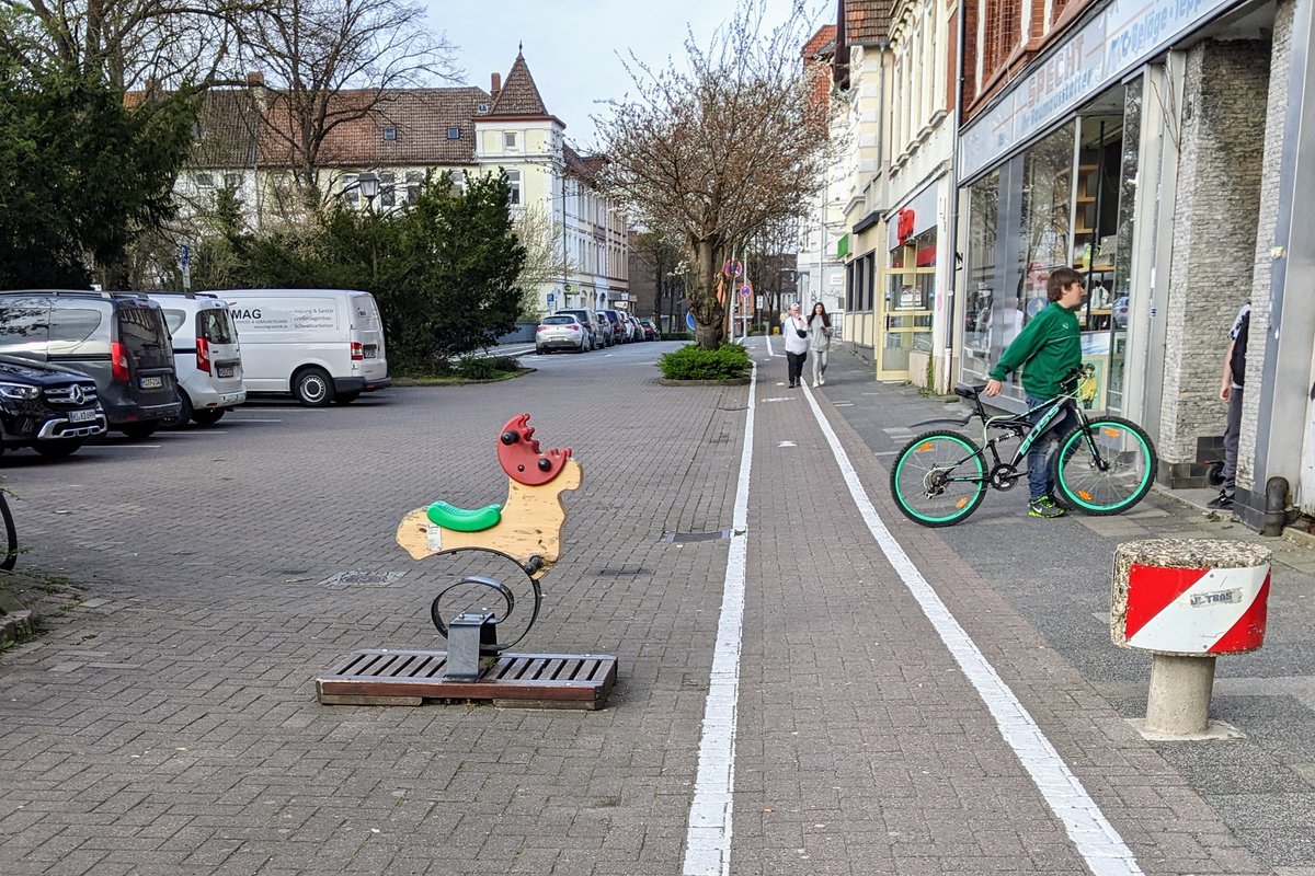 Radpolitik's tweet photo. #Poller mit doppeltem Nutzwert (siehe Bildbeschreibung) - gesehen in #Sarstedt. #modaleFilter #Verkehrsberuhigung #StädtefürMenschen #Autokorrektur #Verkehrswende cc @WorldBollard https://t.co/QALy9Kij5j