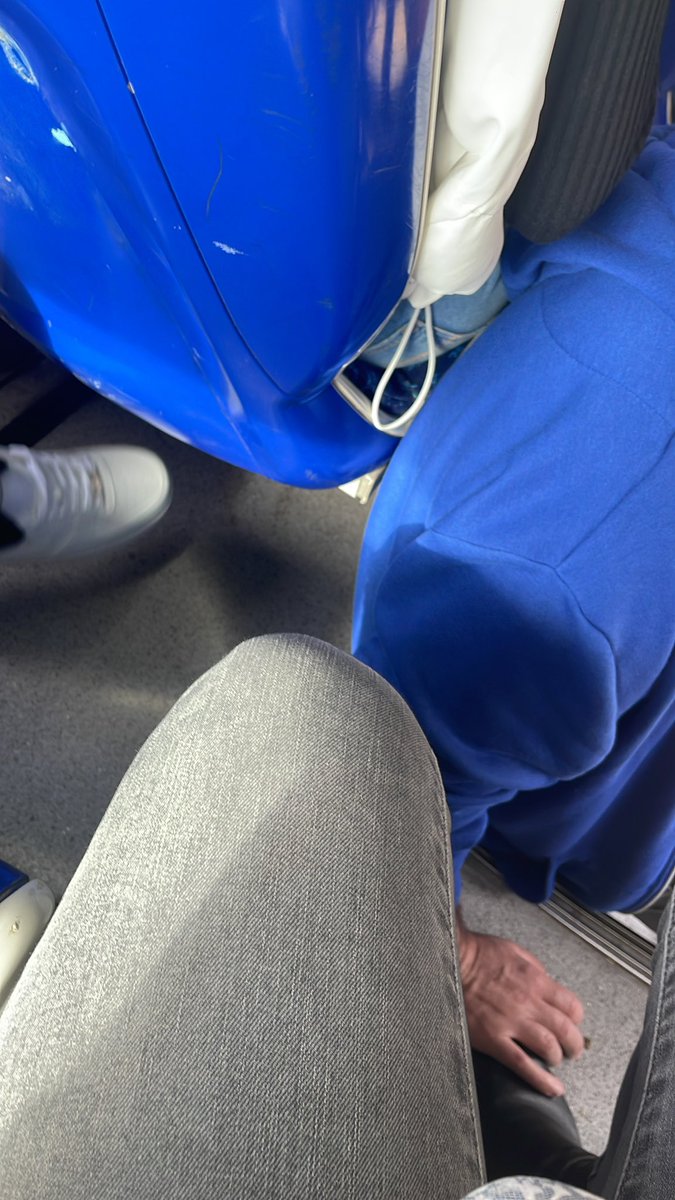 alexsampedroo's tweet photo. Para las chicas de Santander, hay un tío muy raro en el autobús que se dedica a tocarte disimuladamente el pie y luego empieza a subir acariciando por la pierna si no le paras, sube. En esta foto es cuando empezó a ponerme la mano encima y no le dije nada pensando que+ https://t.co/Ey6ApTTHtn