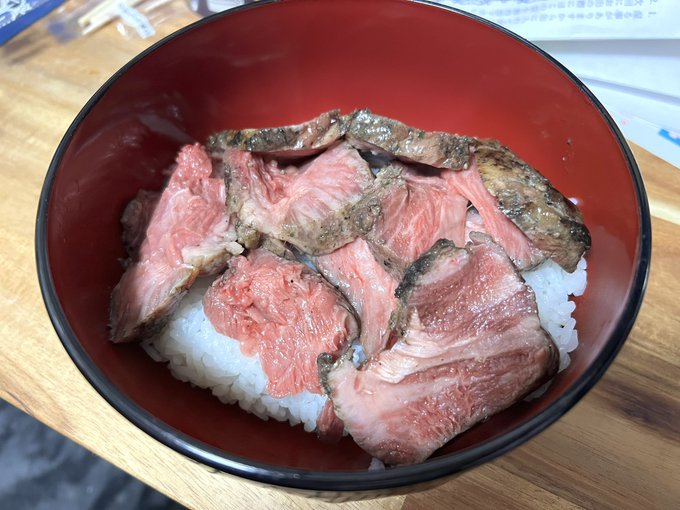 友人がこんな時間に高級ローストビーフを届けてくれたので、夜食に贅沢ローストビーフ丼!

岩塩とワサビと刺身醤油で楽しみました。 