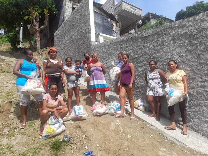 tlasoldadora's tweet photo. @CarlosVerareal Muy buenos días, mi nombre es Teresa Yépez, soy activista esmeraldeña.
Este grupo de madres de familia, que como muchas en Esmeraldas no han recibido ayuda de instituciones públicas.
Familias damnificadas, que gracias a la ciudadanía quiteña han podido alimentarse https://t.co/KzbGBI8ZIp