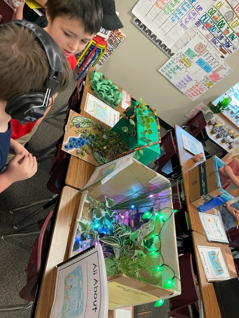 EriCruzLISD's tweet photo. Animal Research Projects in @2ndPlain! Students created their own project and then took a gallery walk to celebrate one another's learning. Fabulous! #PlainPride #intentionalJPE https://t.co/nZ63jrdqBK