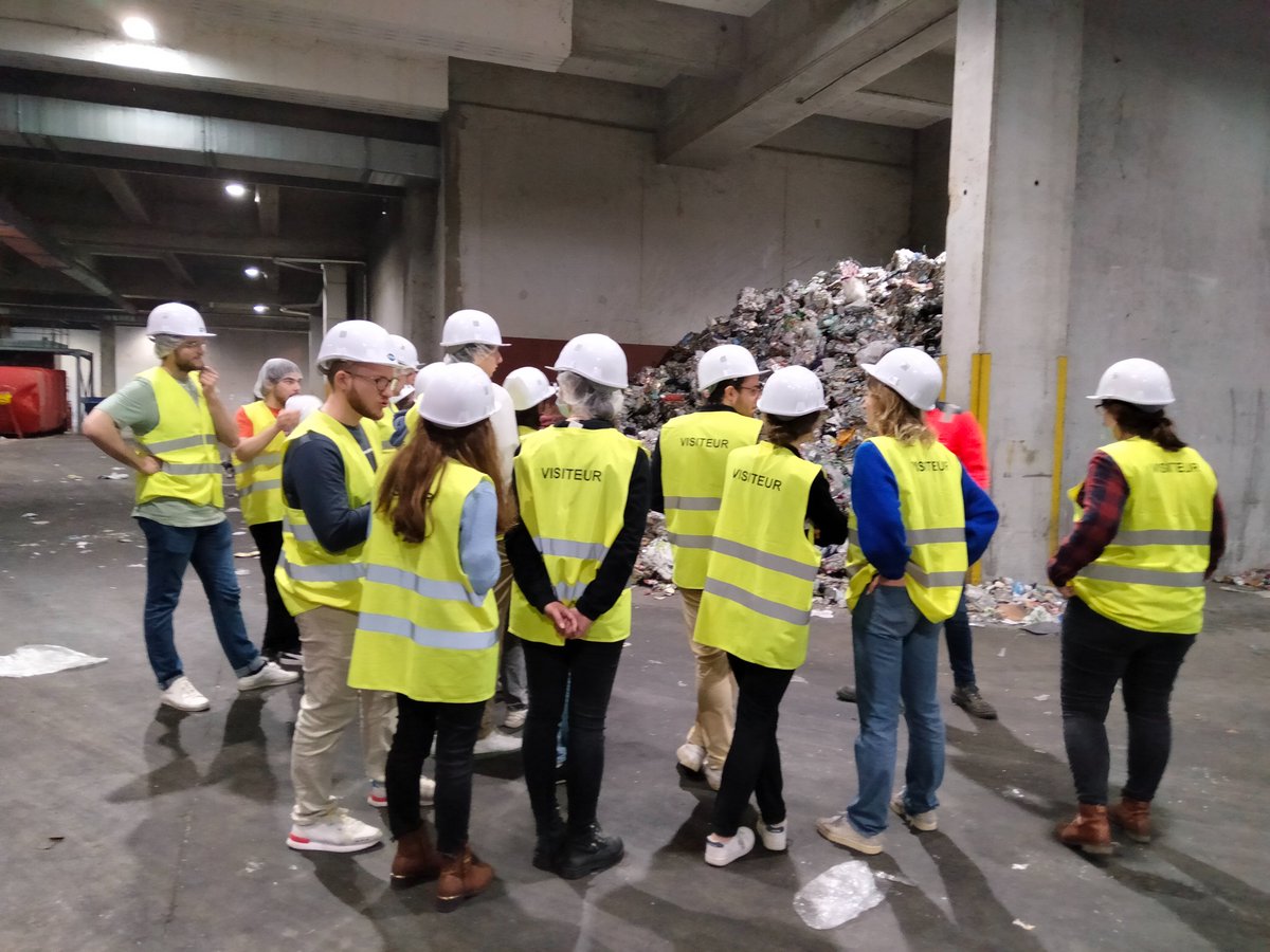LeSyctom's tweet photo. #EmballagesResponsables - 16 élèves ingénieurs @AgroParisTech visitent un centre de tri d'emballages et papiers et une unité de valorisation énergétique de déchets dans le cadre du partenariat de @LeSyctom avec la chaire #CoPack dirigée par Sandra Domenek https://t.co/yUXKBQAuO9