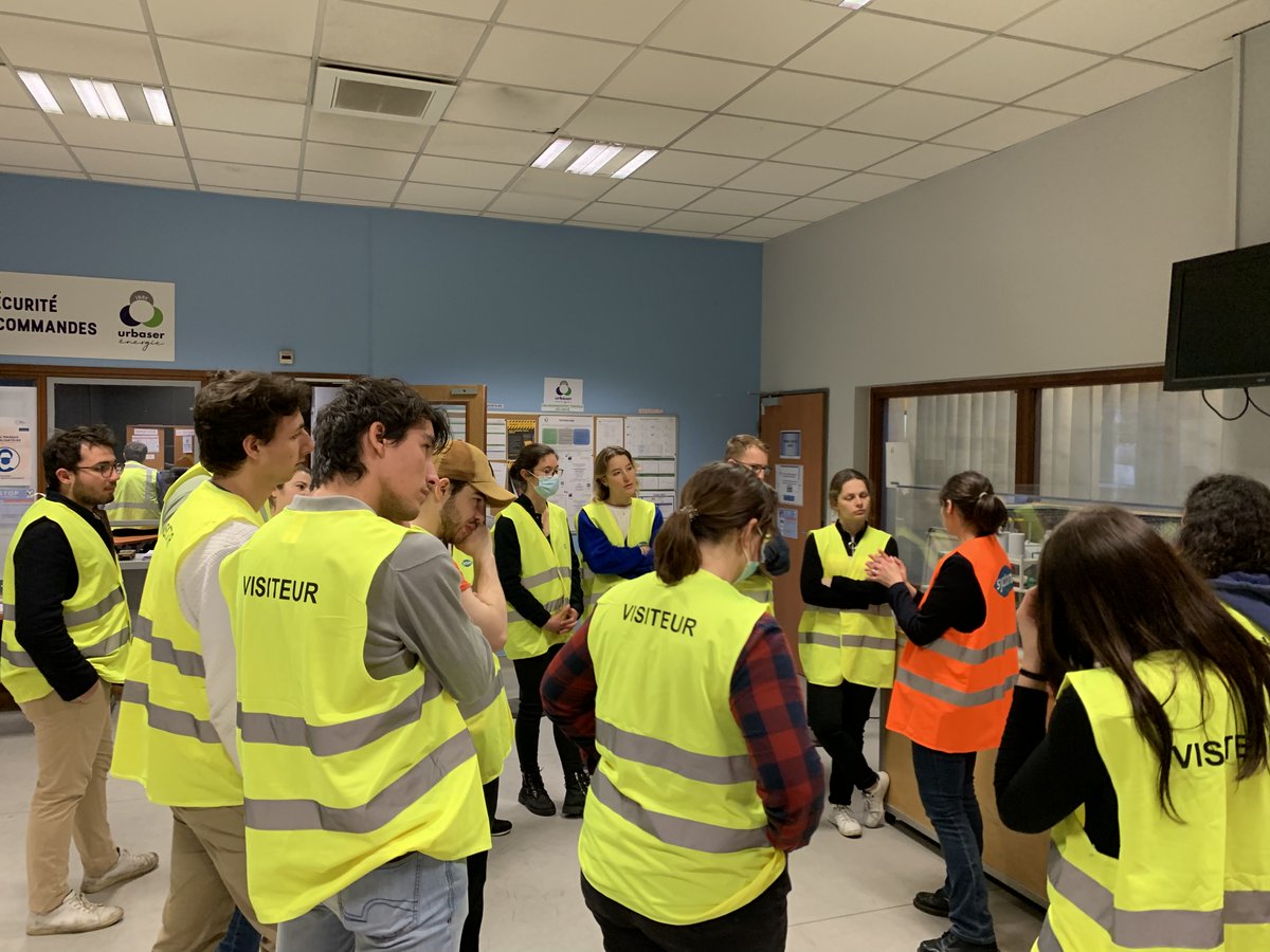 LeSyctom's tweet photo. #EmballagesResponsables - 16 élèves ingénieurs @AgroParisTech visitent un centre de tri d'emballages et papiers et une unité de valorisation énergétique de déchets dans le cadre du partenariat de @LeSyctom avec la chaire #CoPack dirigée par Sandra Domenek https://t.co/yUXKBQAuO9