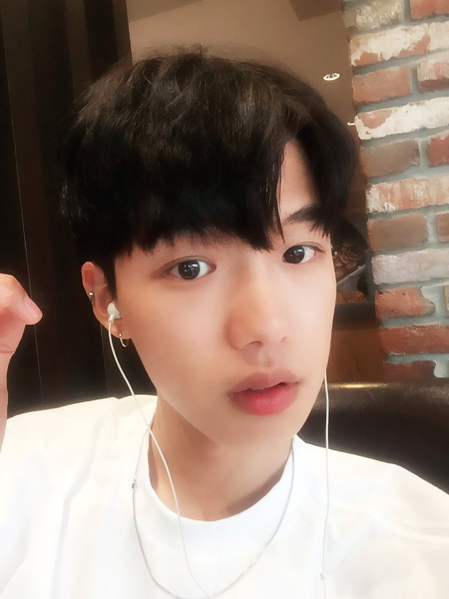 bysiwol's tweet photo. 모르는사람이보면 다 비슷한시기에 찍은 사진인줄알듯 ;;;;; 군대다녀온 이십대후반남성이 이래도되나요 https://t.co/TXGOjhR735